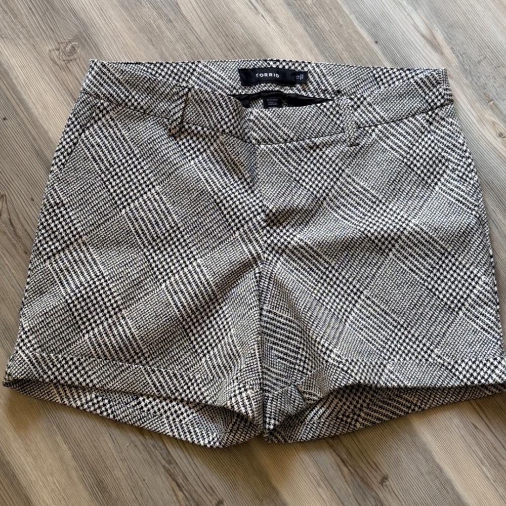 Torrid Black White Glen Plaid Cuffed Shorts Size 12 Mid Rise Stretch Career